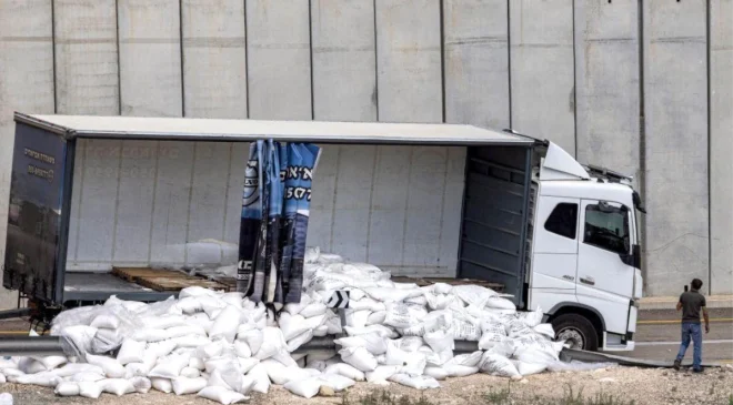 İsrailli aktivistler, yardım kamyonlarının engellenmesine karşı mücadele ediyor